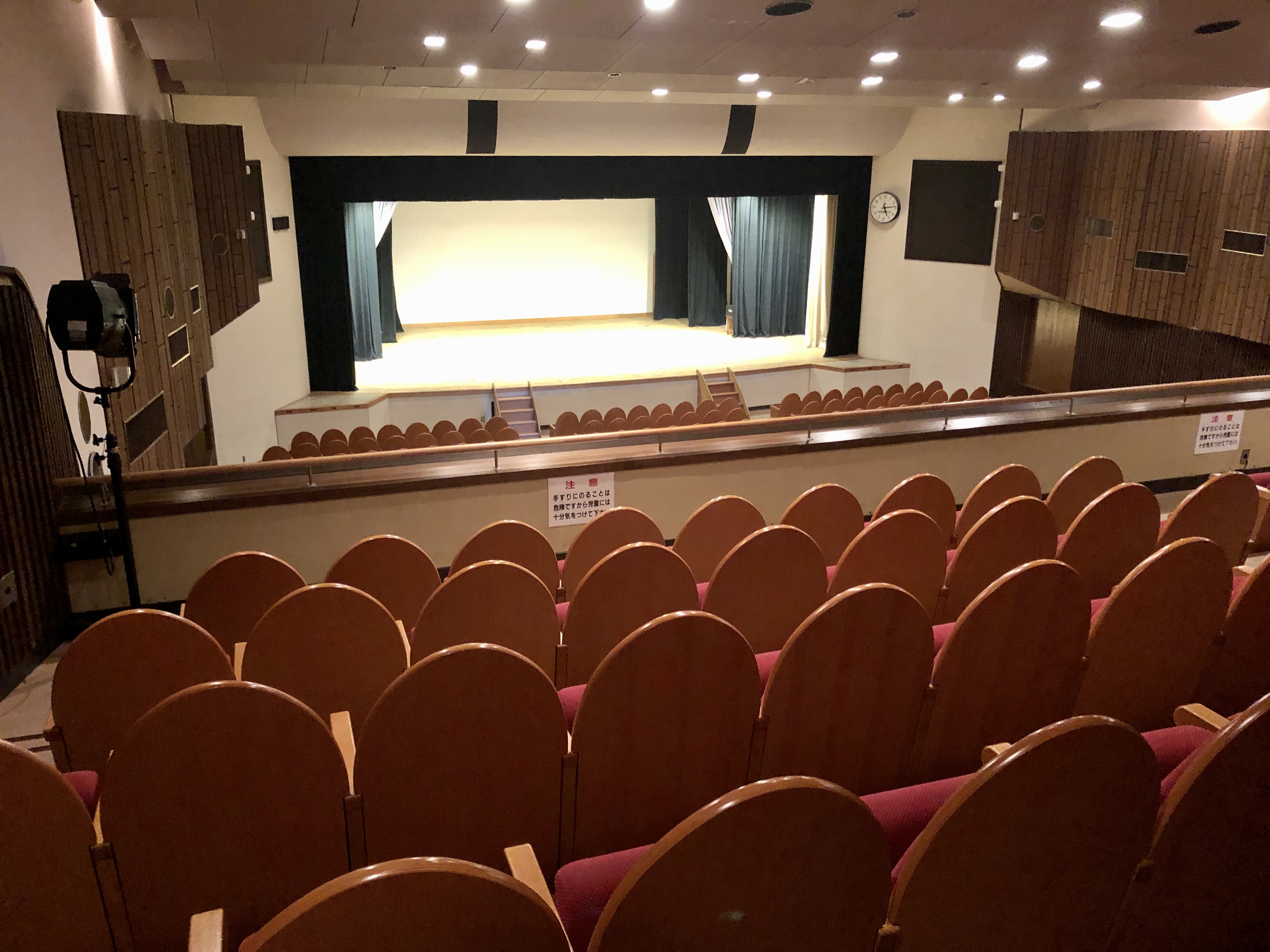 豊橋市公会堂のホール客席とステージ