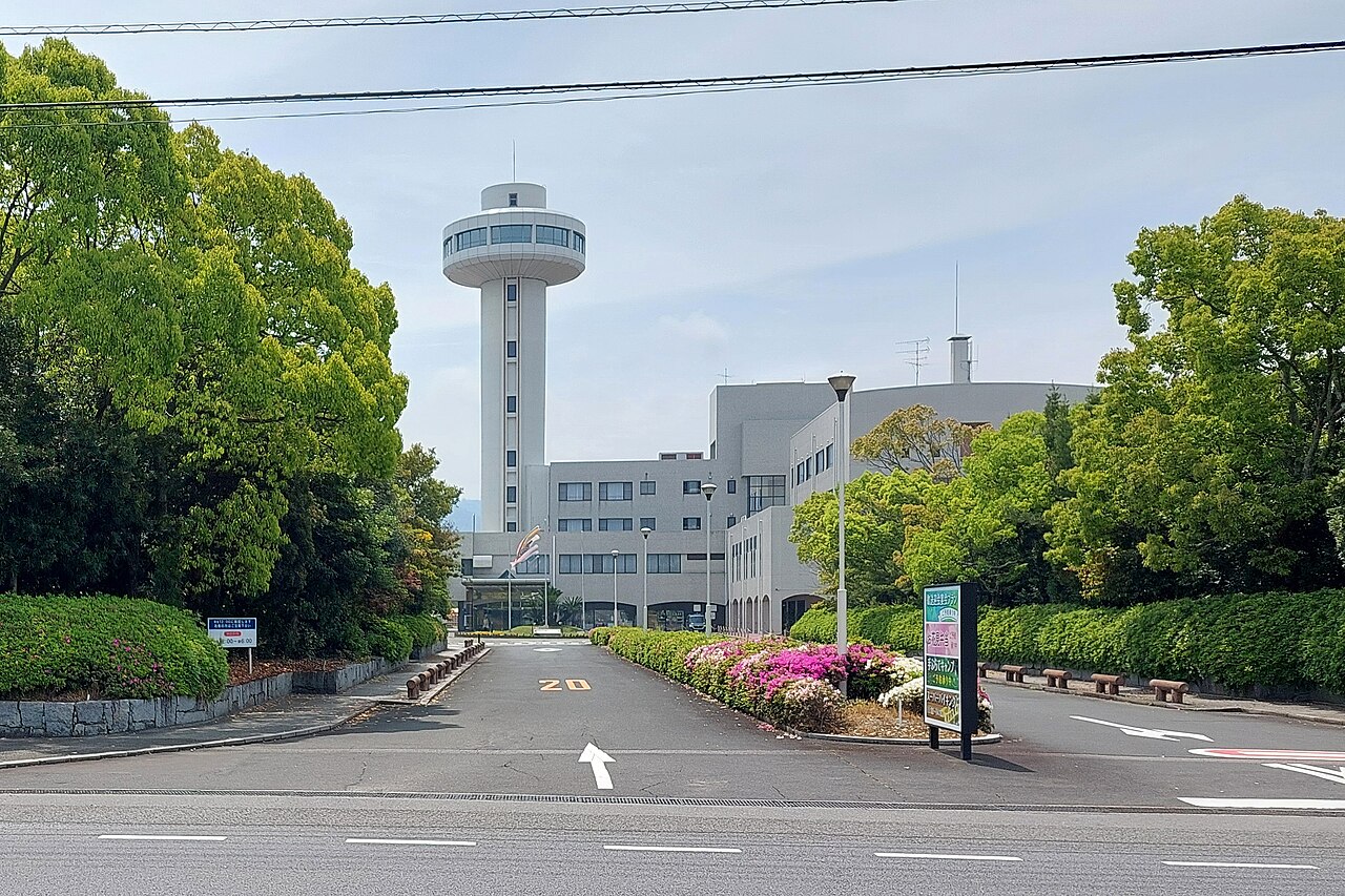 ウェルピア伊予の正面外観と展望塔