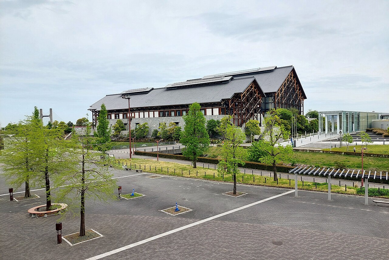 木組みの大屋根が見える愛媛県武道館の外観