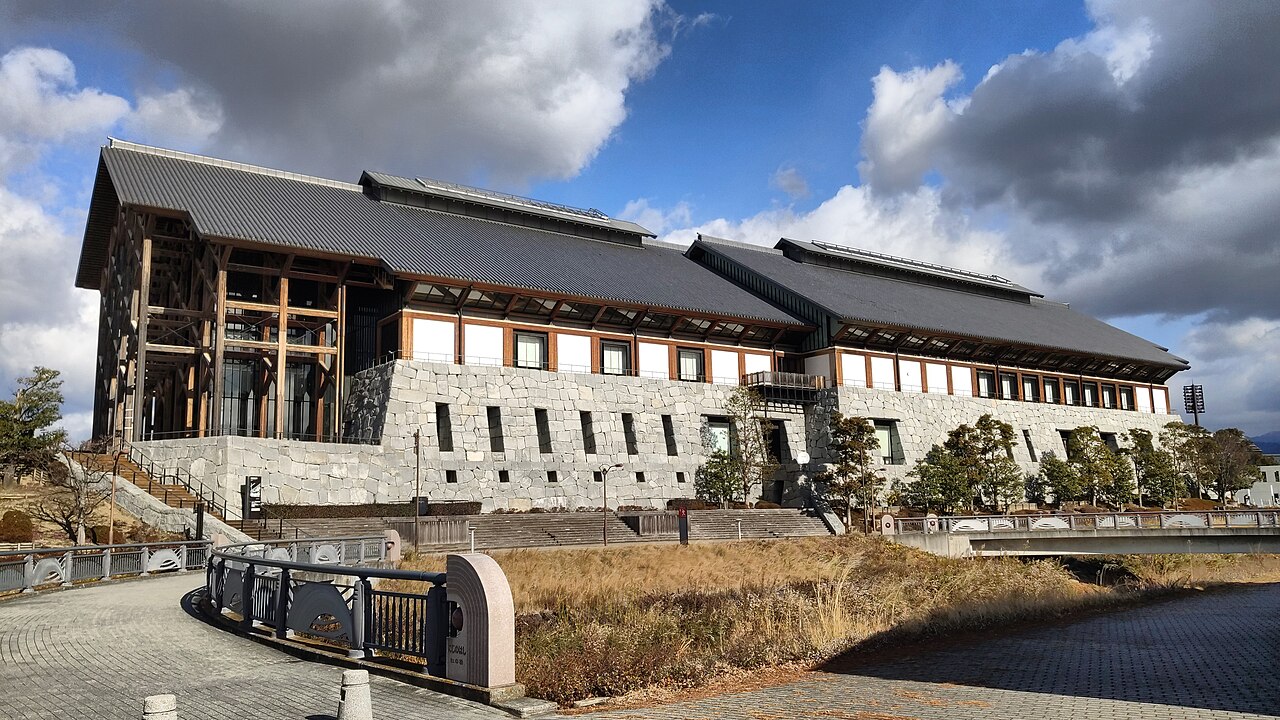 空を背景にした愛媛県武道館の全景
