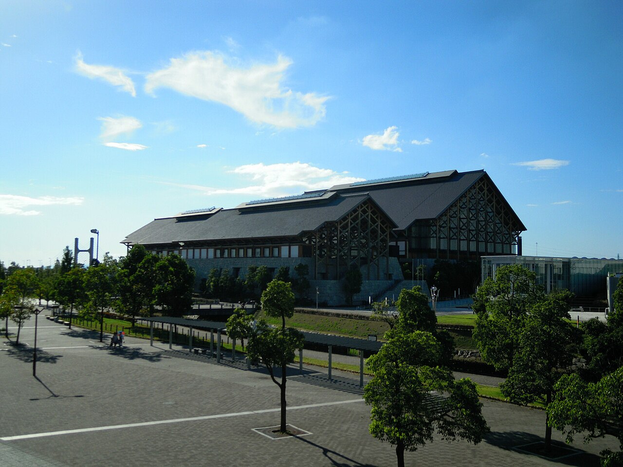 園地から見た愛媛県武道館の外観