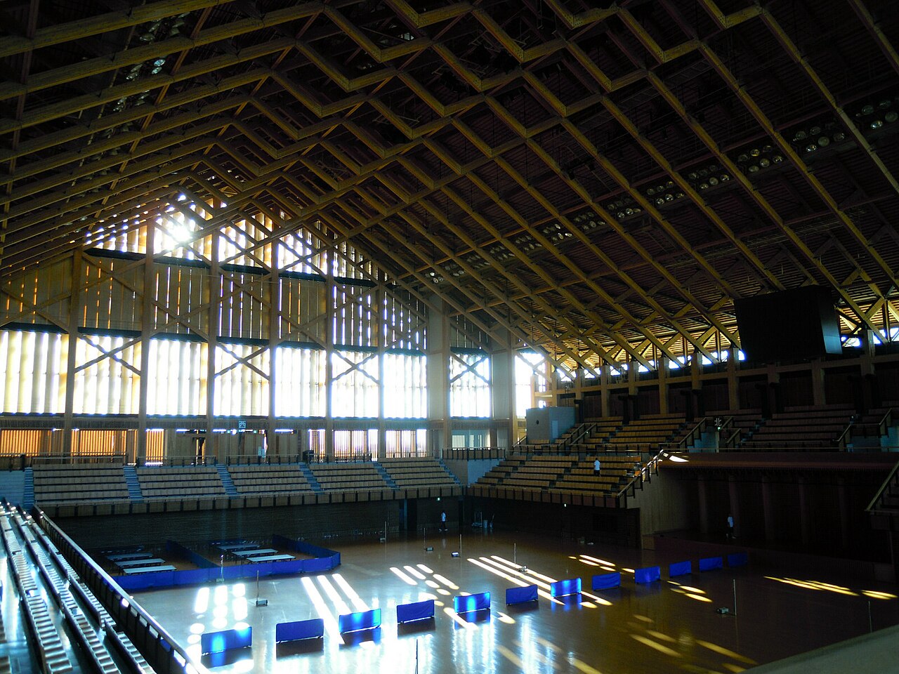 観客席と競技空間を備えた愛媛県武道館の大武道場