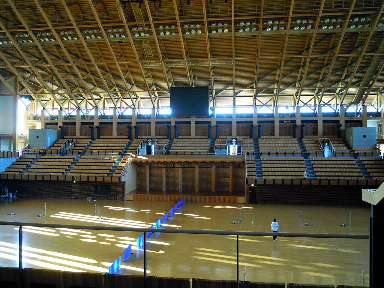 大武道場の観客席と木組み天井