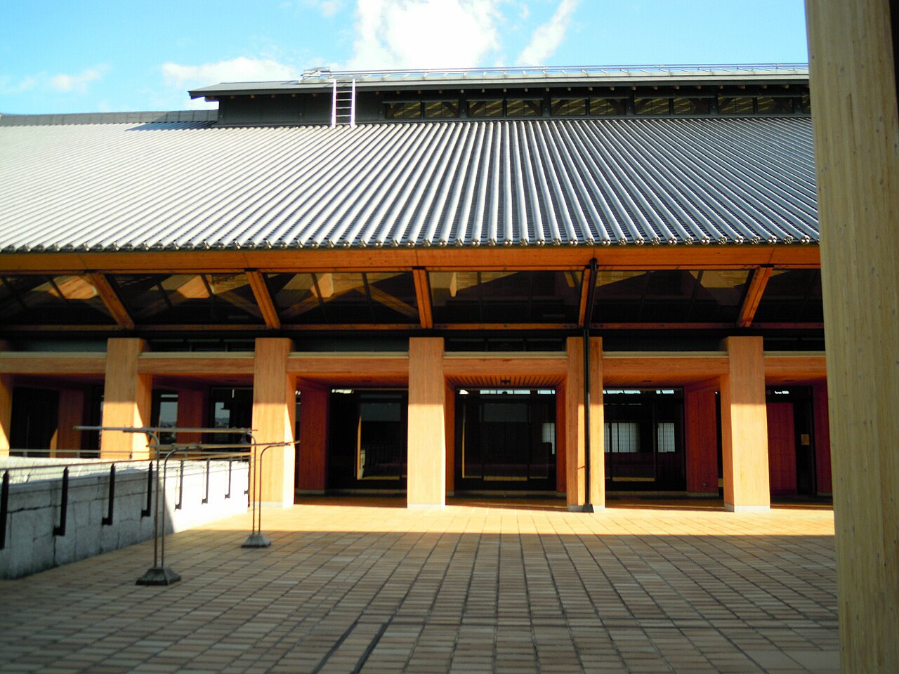 中庭の鬼瓦意匠が見える愛媛県武道館