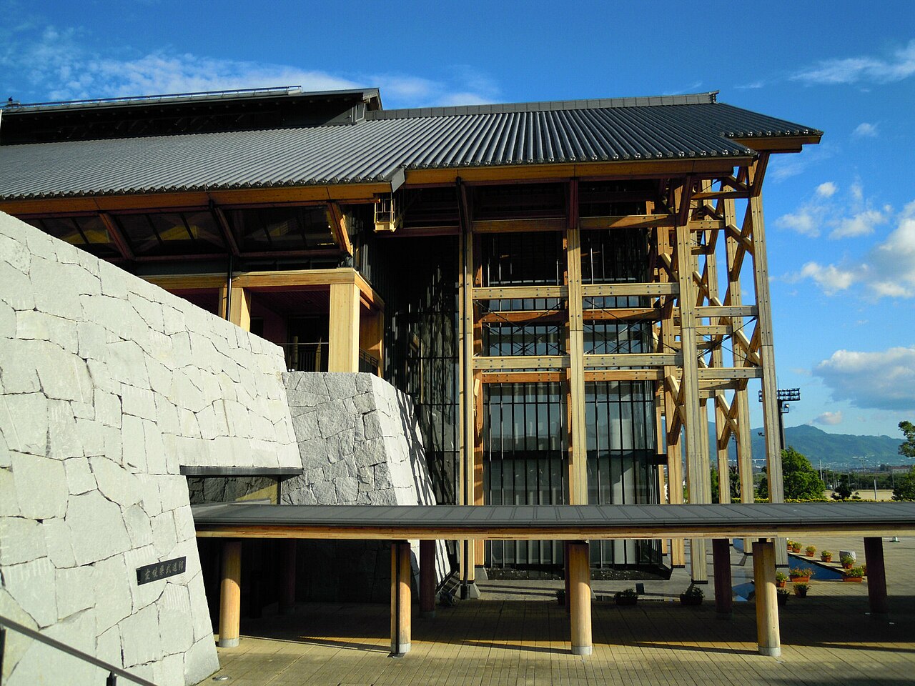 屋根と木組みを近くから見た愛媛県武道館の外観