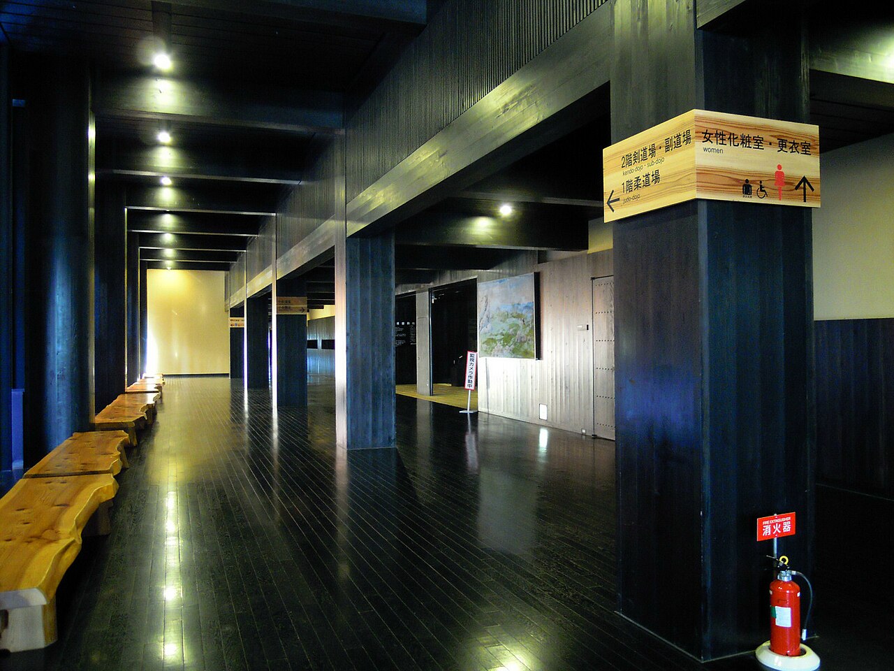 案内表示のある愛媛県武道館の館内ロビー