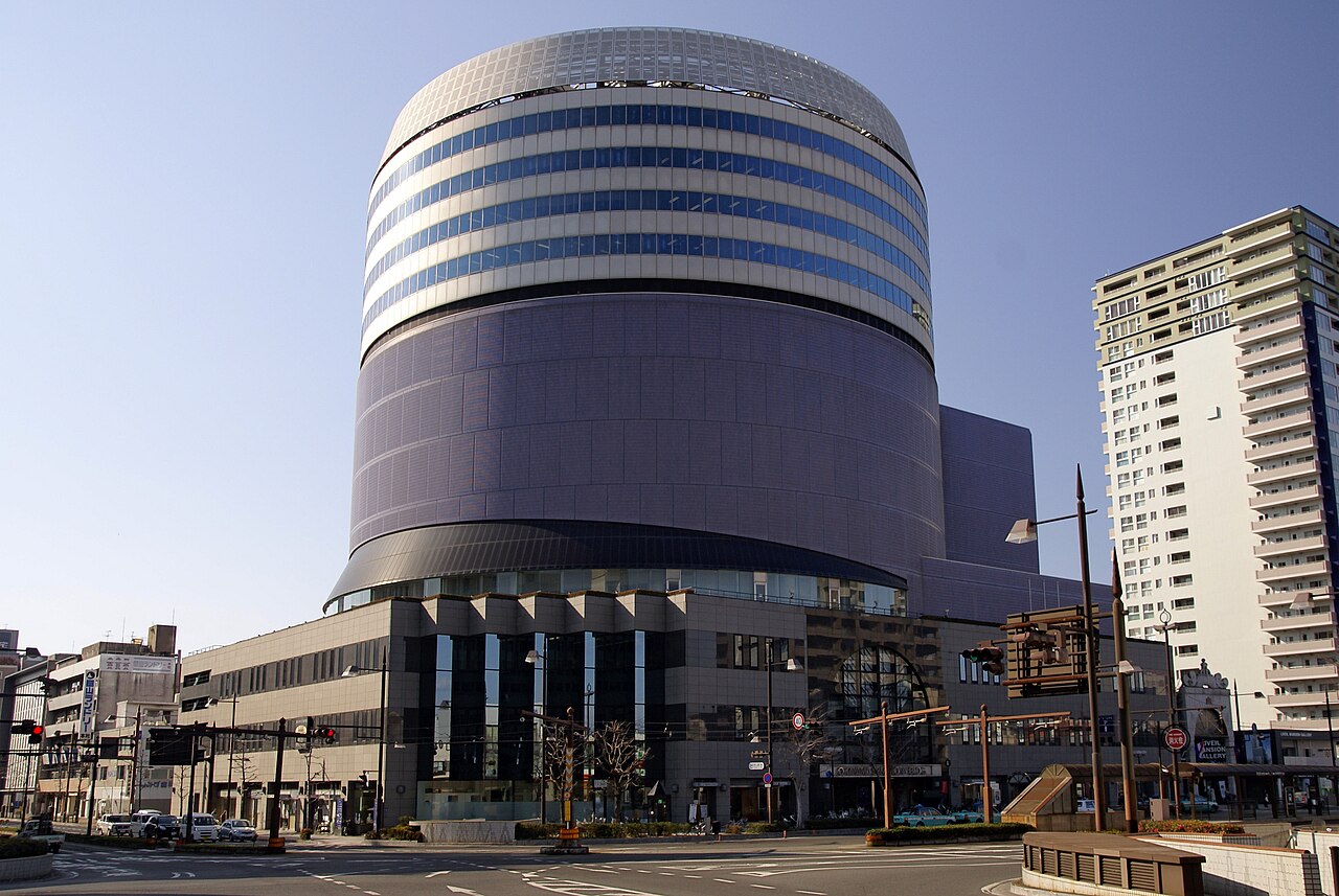 岡山シンフォニーホールを含むシンフォニービルの全景