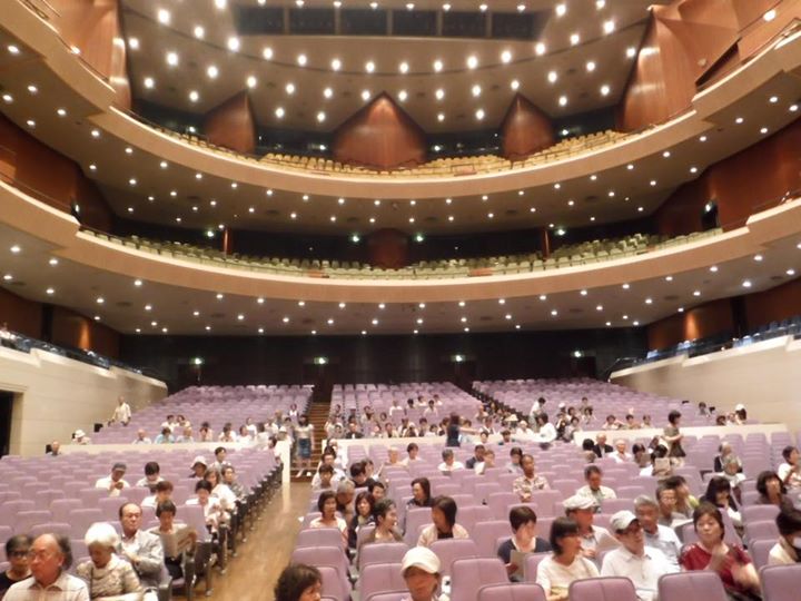 岡山シンフォニーホールの客席とバルコニー