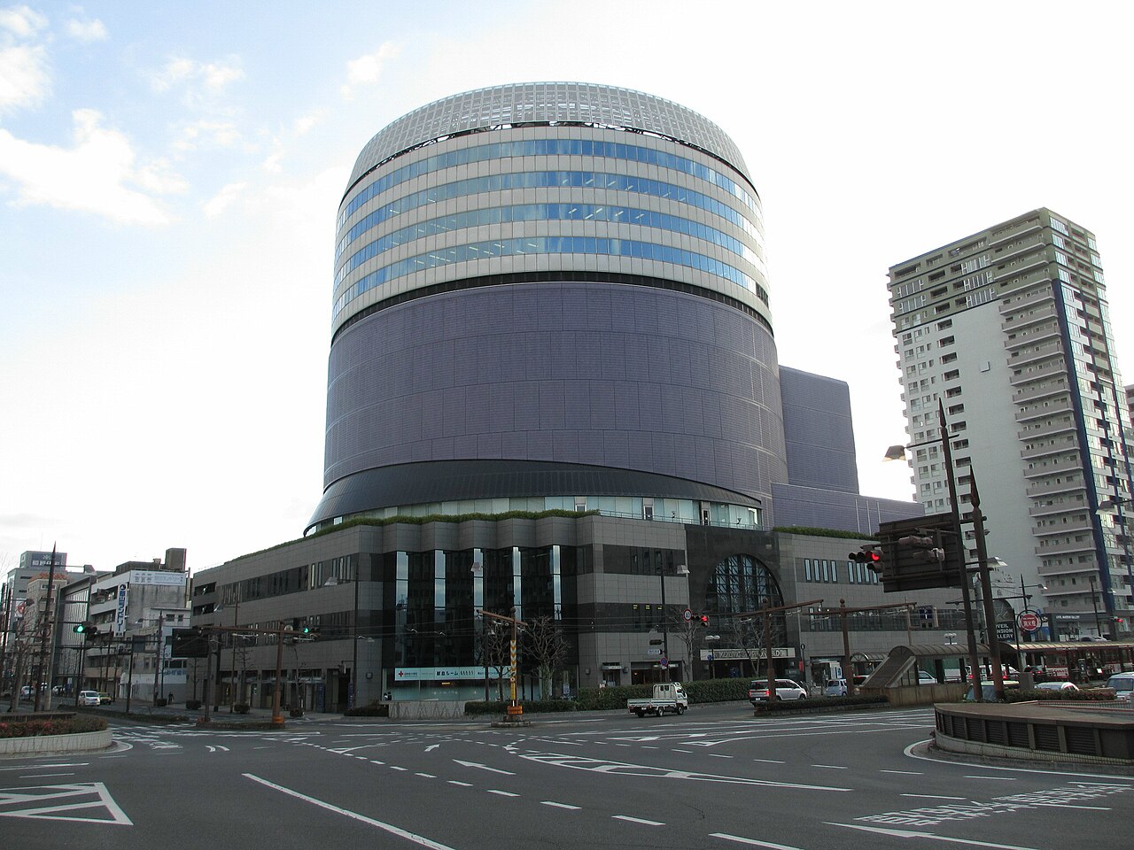 交差点側から見た岡山シンフォニーホールを含むシンフォニービル