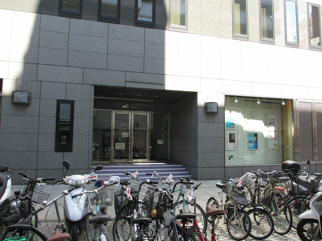 岡山シンフォニーホールの楽屋口