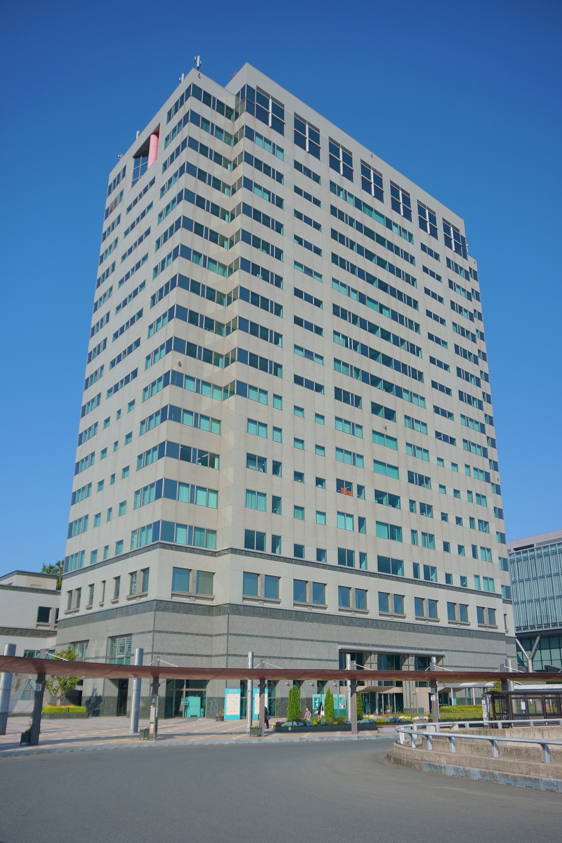 北東側から見たマリオスと盛岡市民文化ホールの低層外観