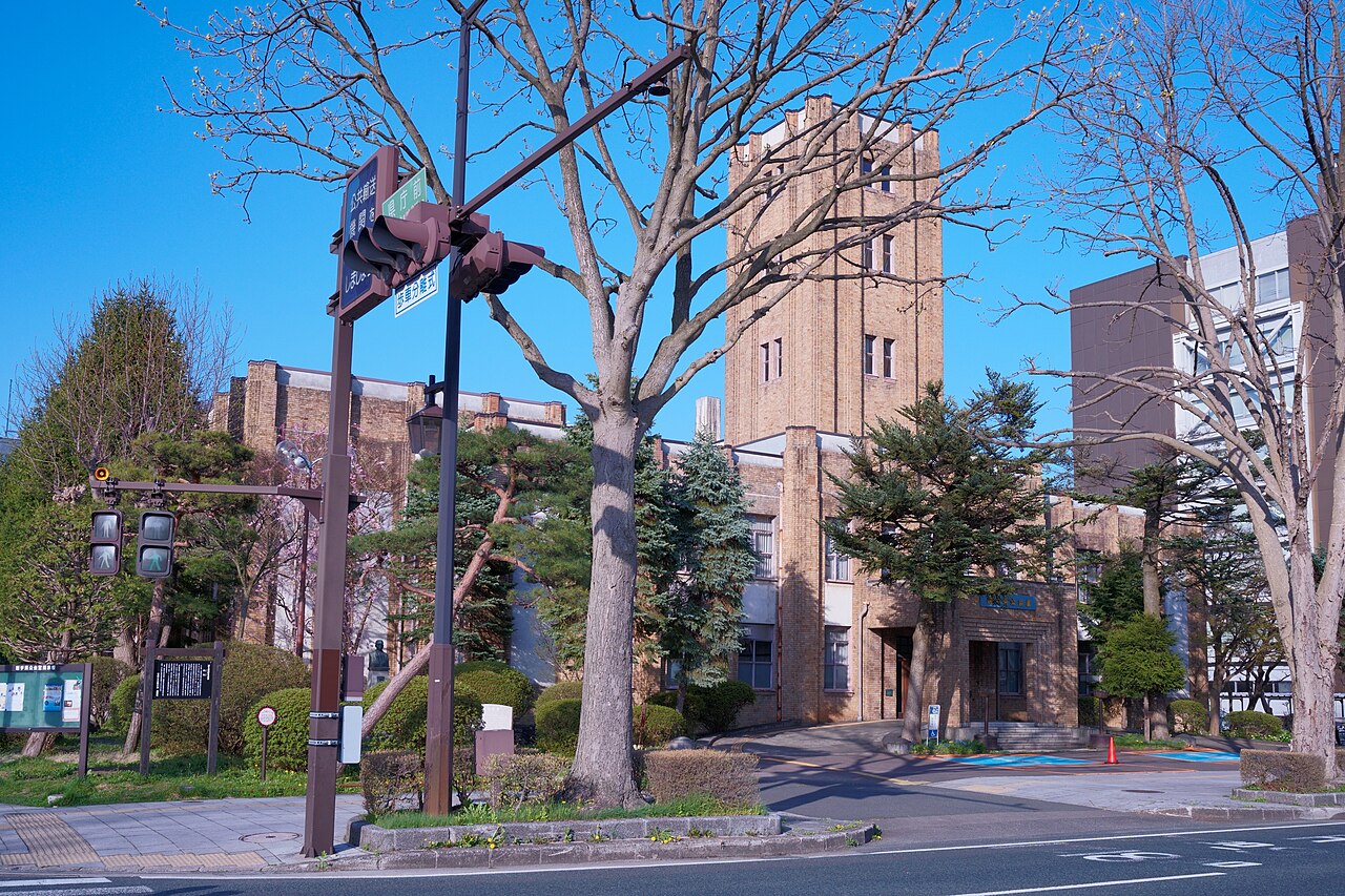 春の県庁前から見た岩手県公会堂の正面入口と塔