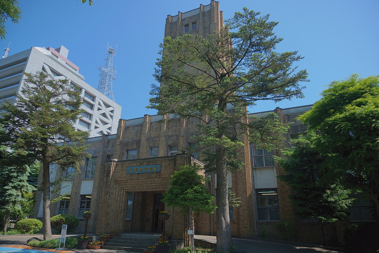 夏の岩手県公会堂の正面入口と塔