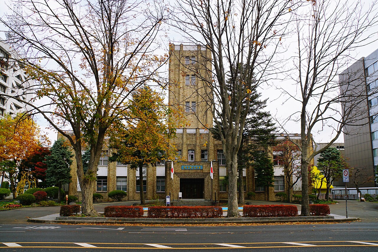 街路から見た岩手県公会堂の正面全景