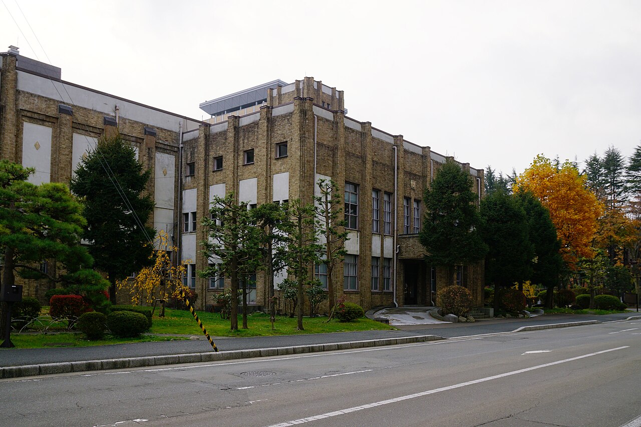 庭園側から見た岩手県公会堂の外観
