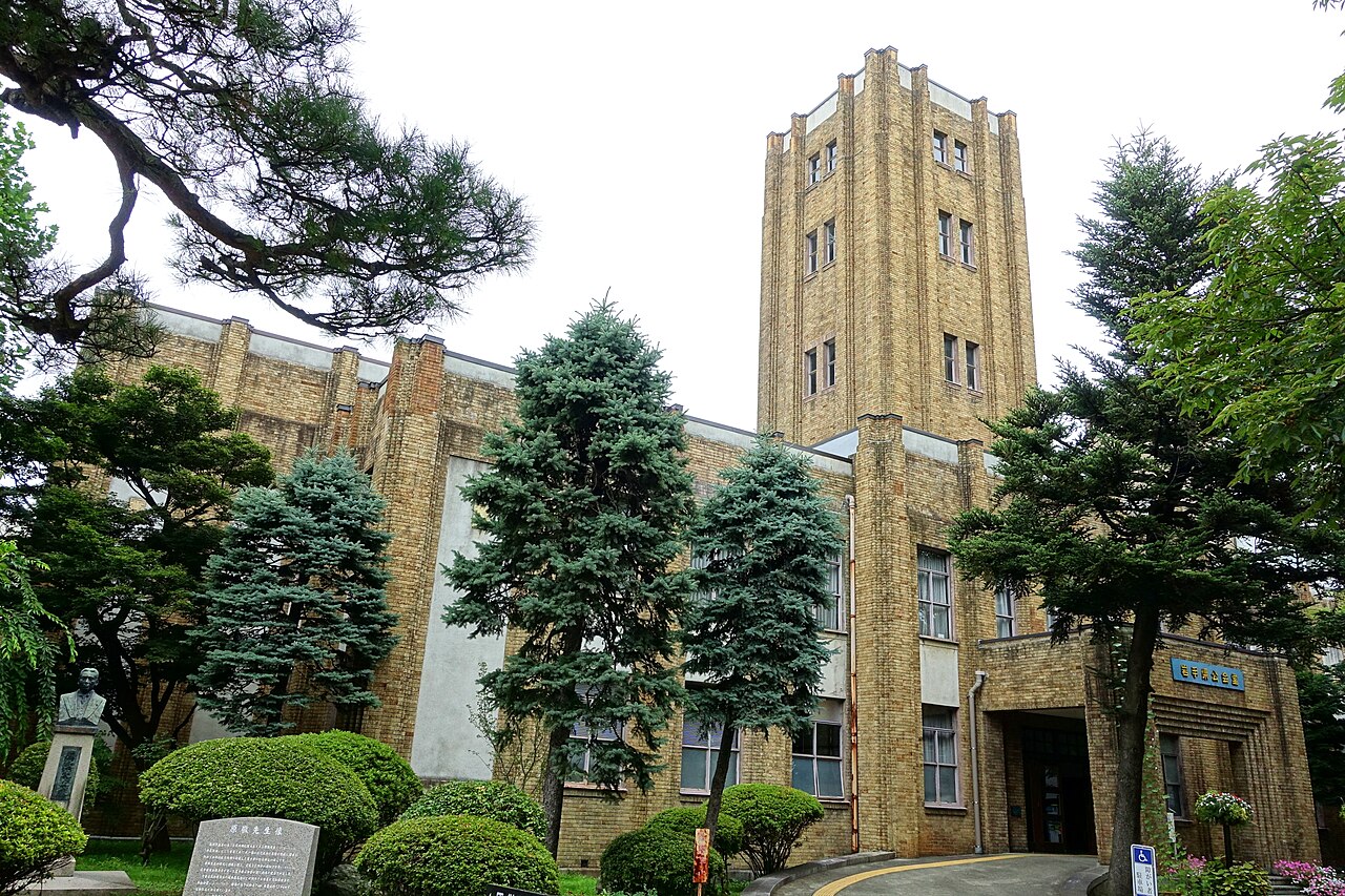塔と正面入口が見える岩手県公会堂