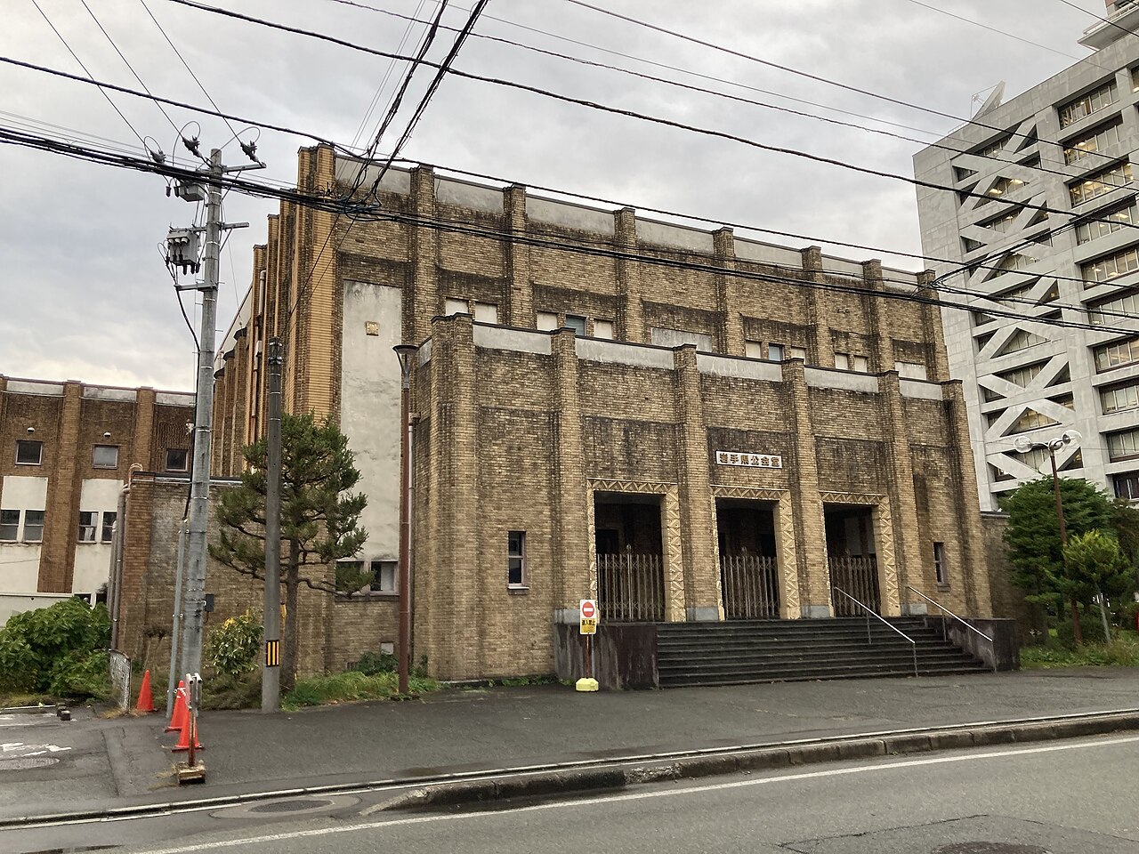 側道から見た岩手県公会堂の外観