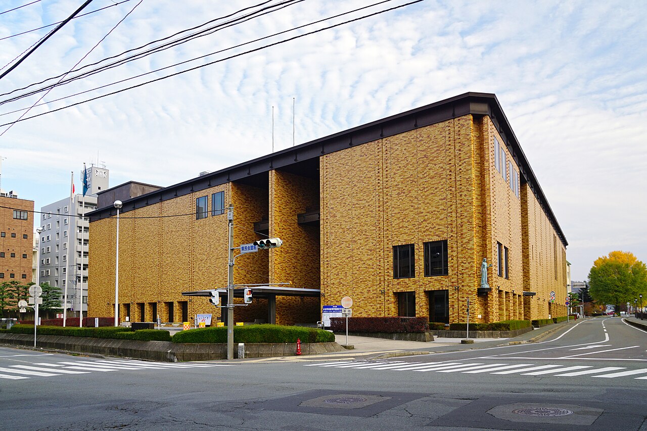 交差点側から見た岩手県民会館の正面外観