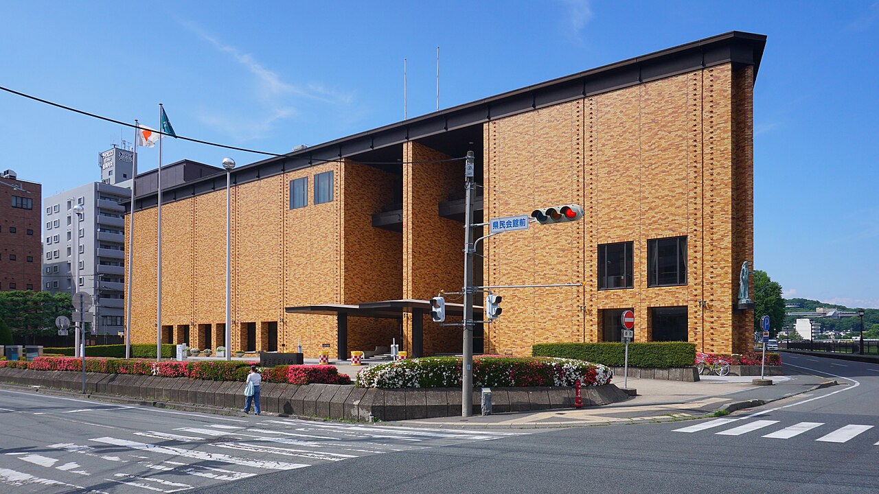 花壇のある岩手県民会館の外観