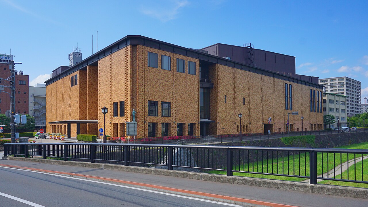 与の字橋から見た岩手県民会館の全景