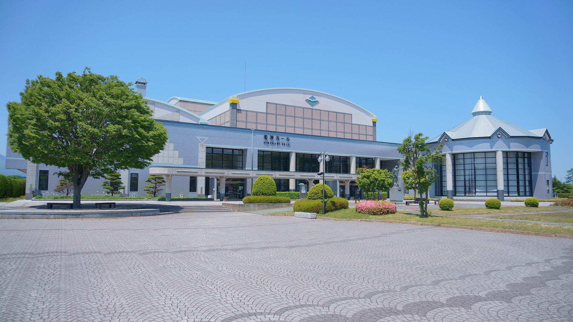 姫神ホールの正面外観と館名表示