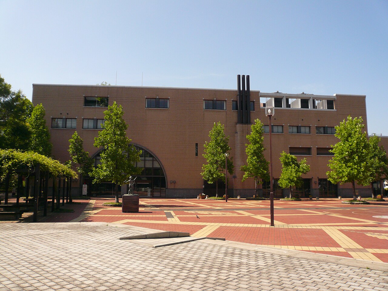 岐阜市文化センターの広場側外観