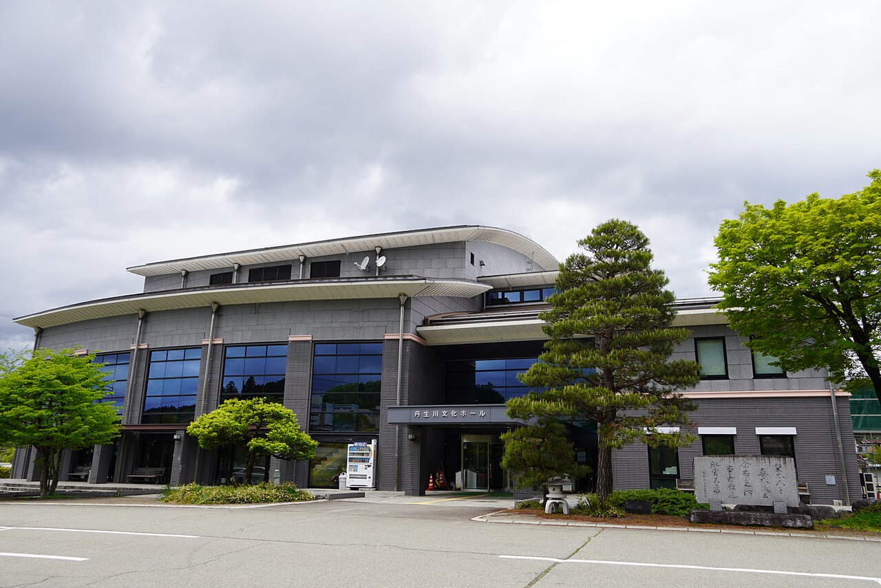 丹生川文化ホールの正面外観と入口