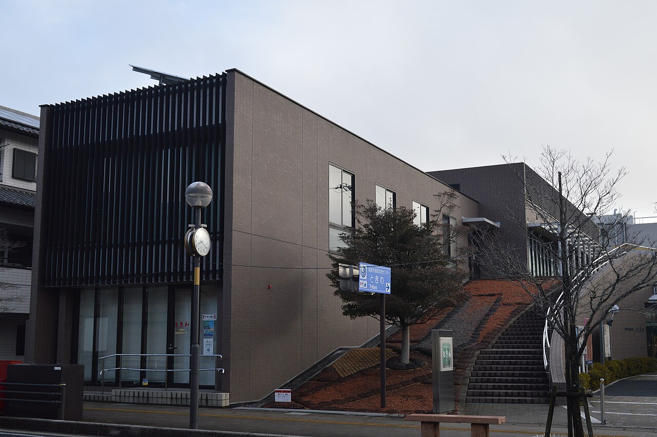 瑞浪市地域交流センターときわの側面外観