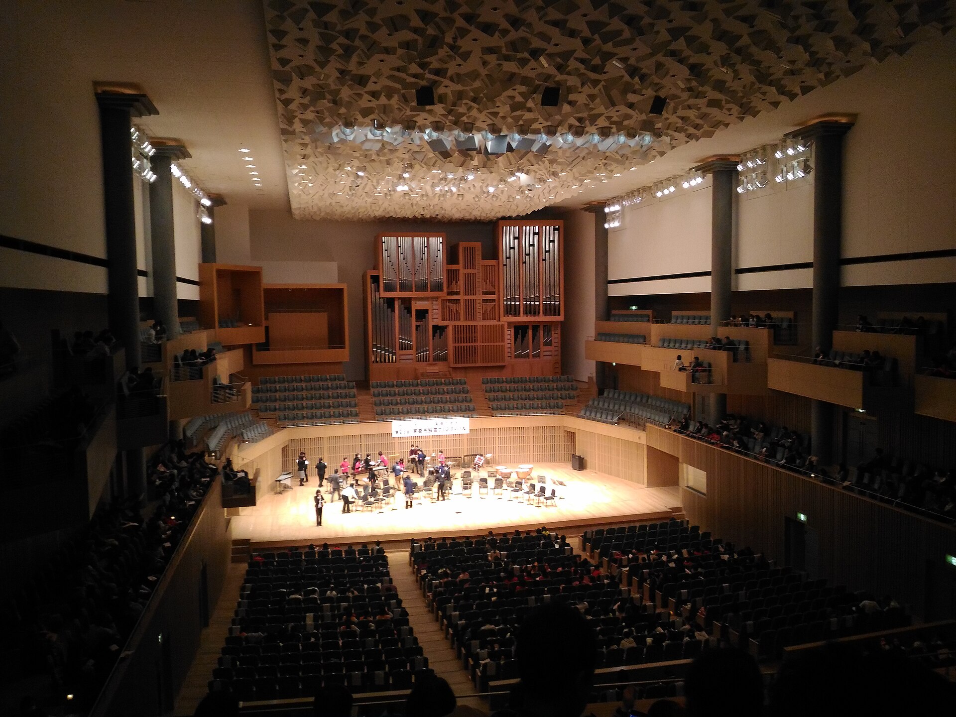 パイプオルガンと客席を備えた京都コンサートホール大ホール