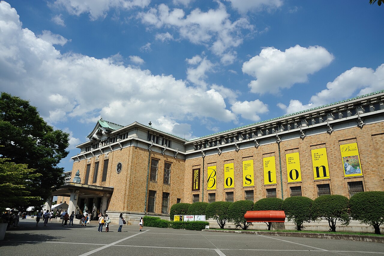 京都市京セラ美術館本館の正面外観
