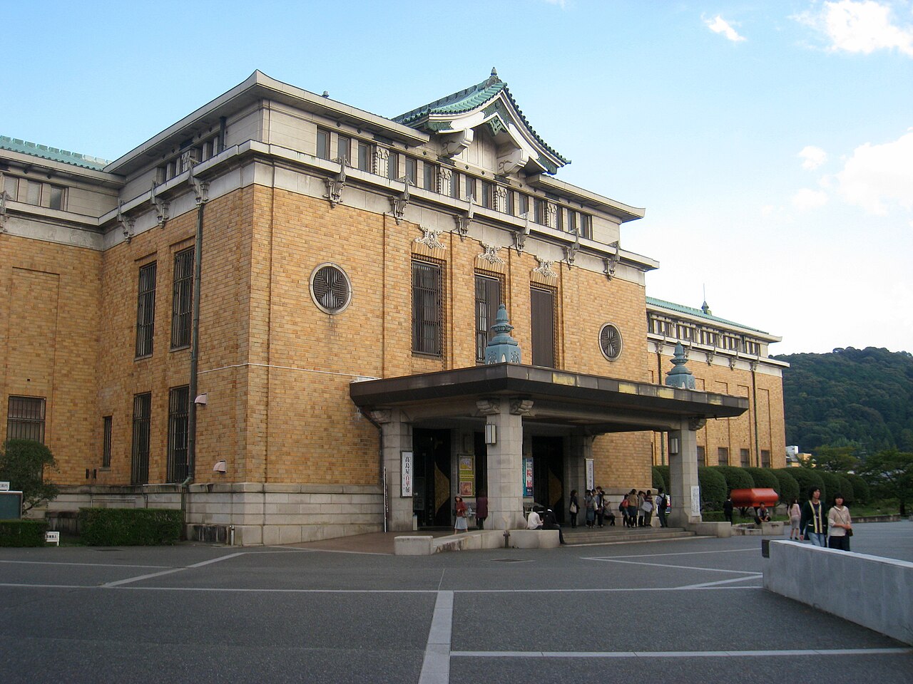京都市京セラ美術館本館の入口外観