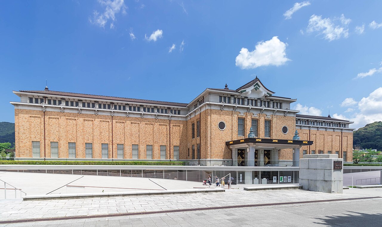 京都市京セラ美術館本館の正面外観