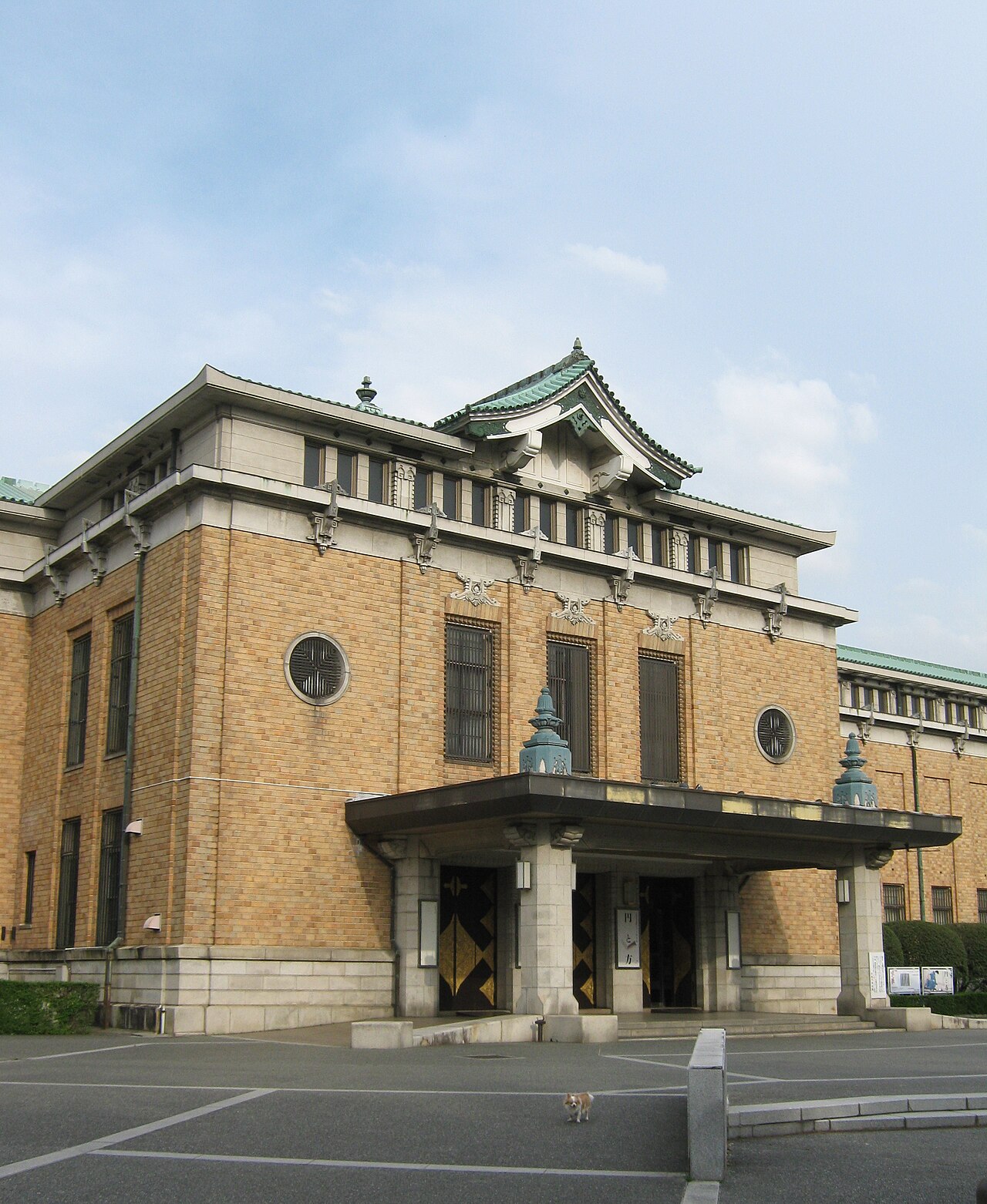 京都市京セラ美術館本館の入口外観