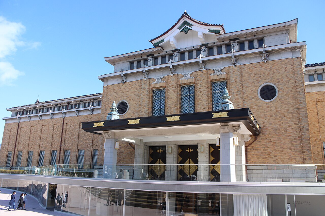 京都市京セラ美術館本館の入口外観