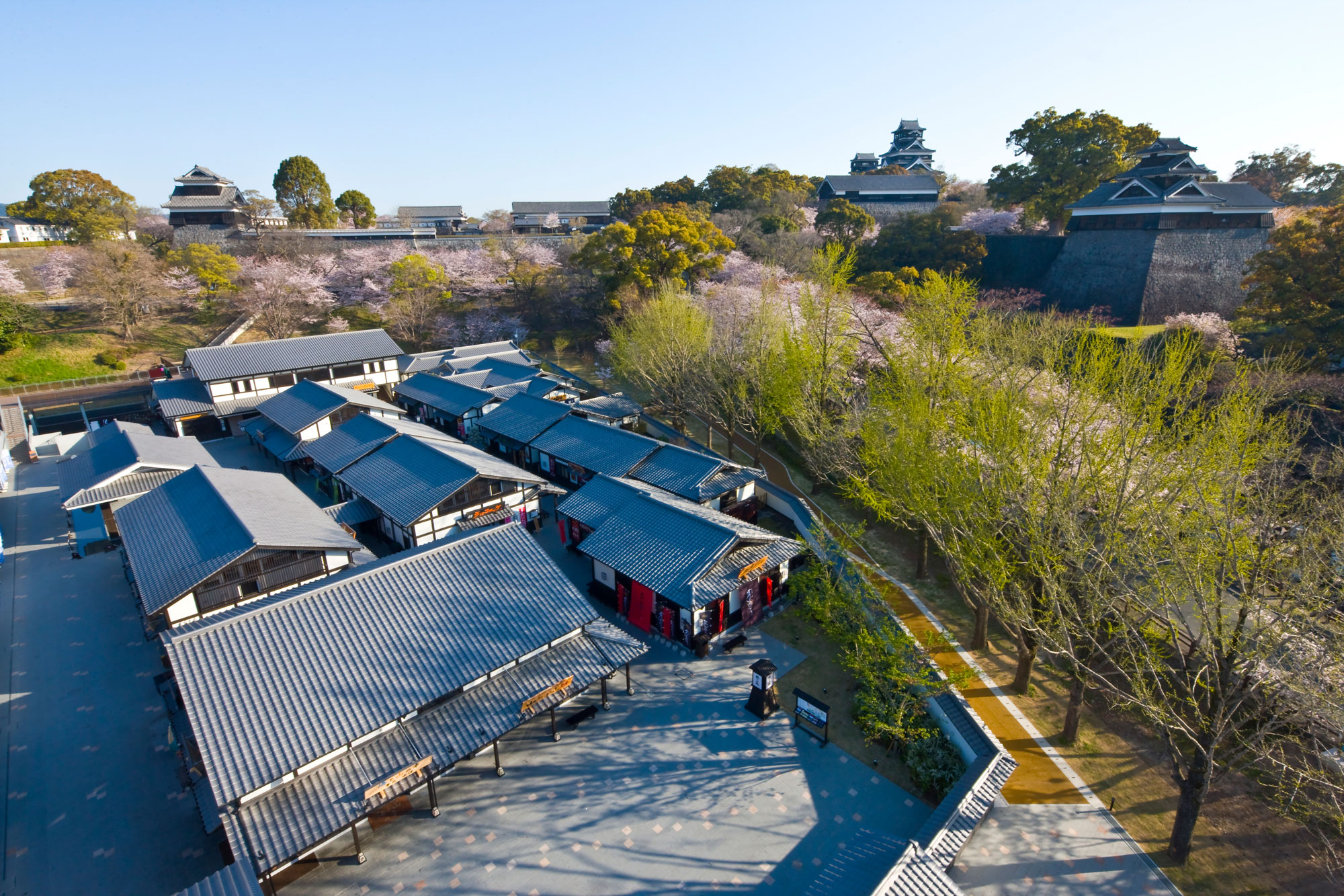 多目的交流施設貸室がある桜の馬場 城彩苑の全景