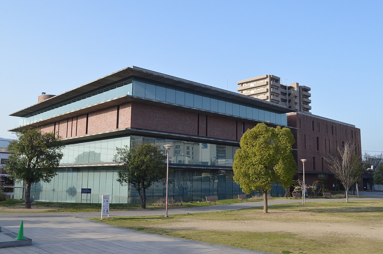 中央公園側から見た中部生涯学習センターまなびの館ローズコムの外観