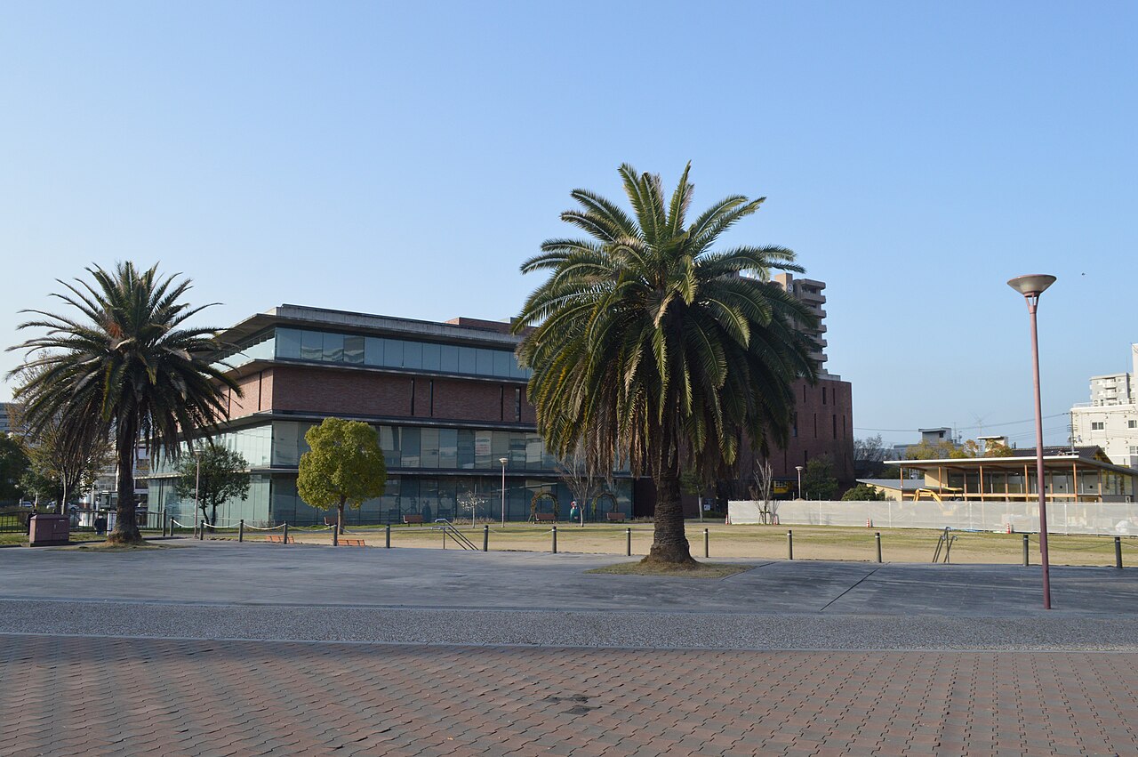 中央公園越しに見た中部生涯学習センターまなびの館ローズコムの外観