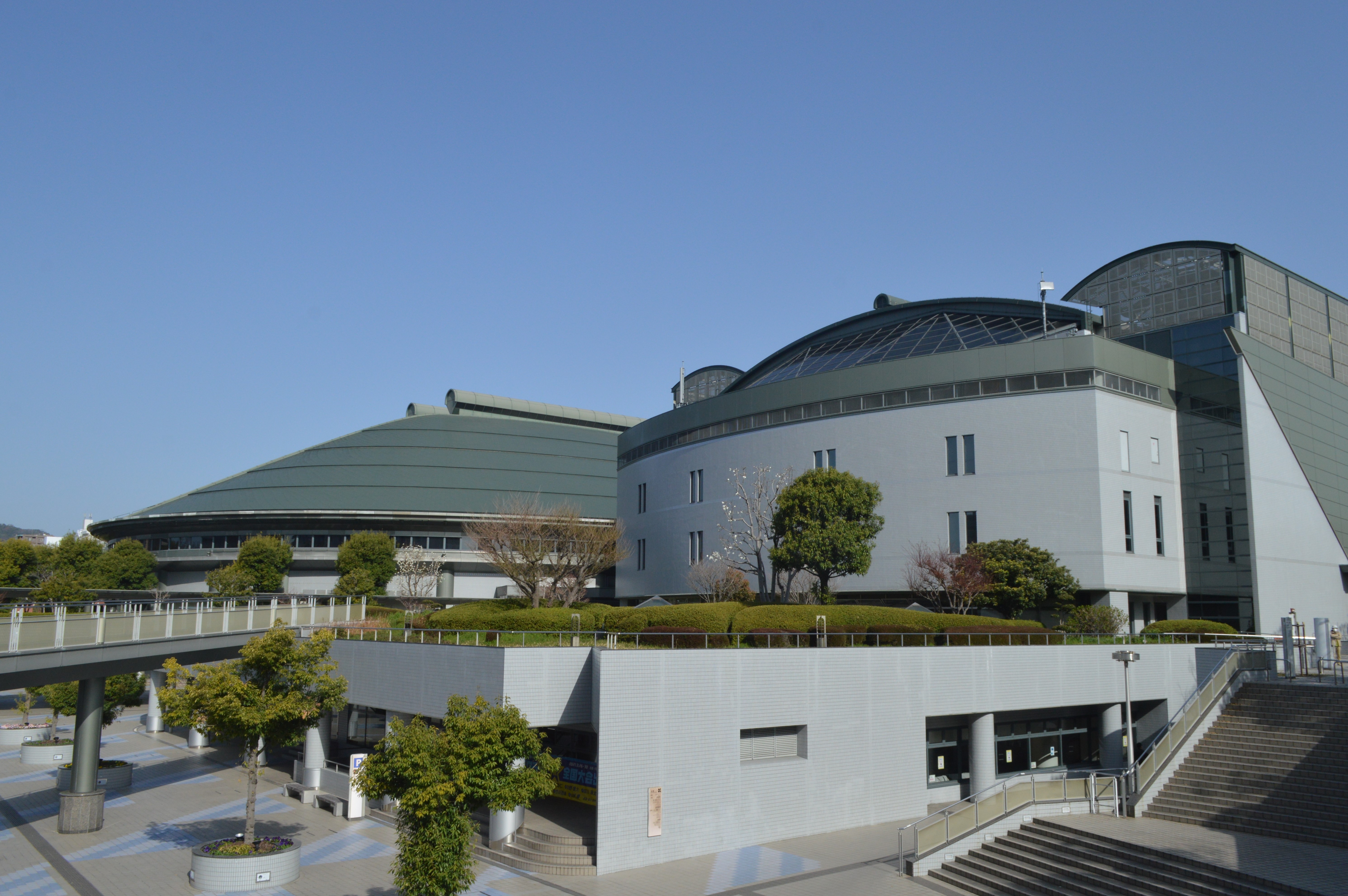 本館側を含む広島県立総合体育館の大アリーナ外観