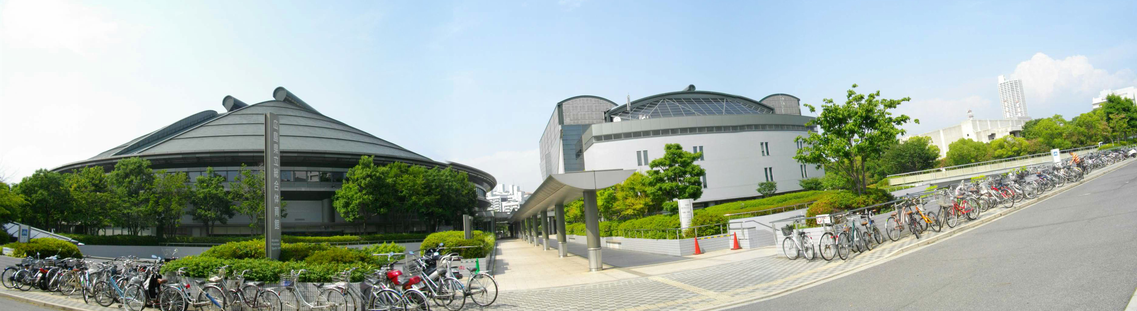 回廊と自転車広場が見える広島県立総合体育館