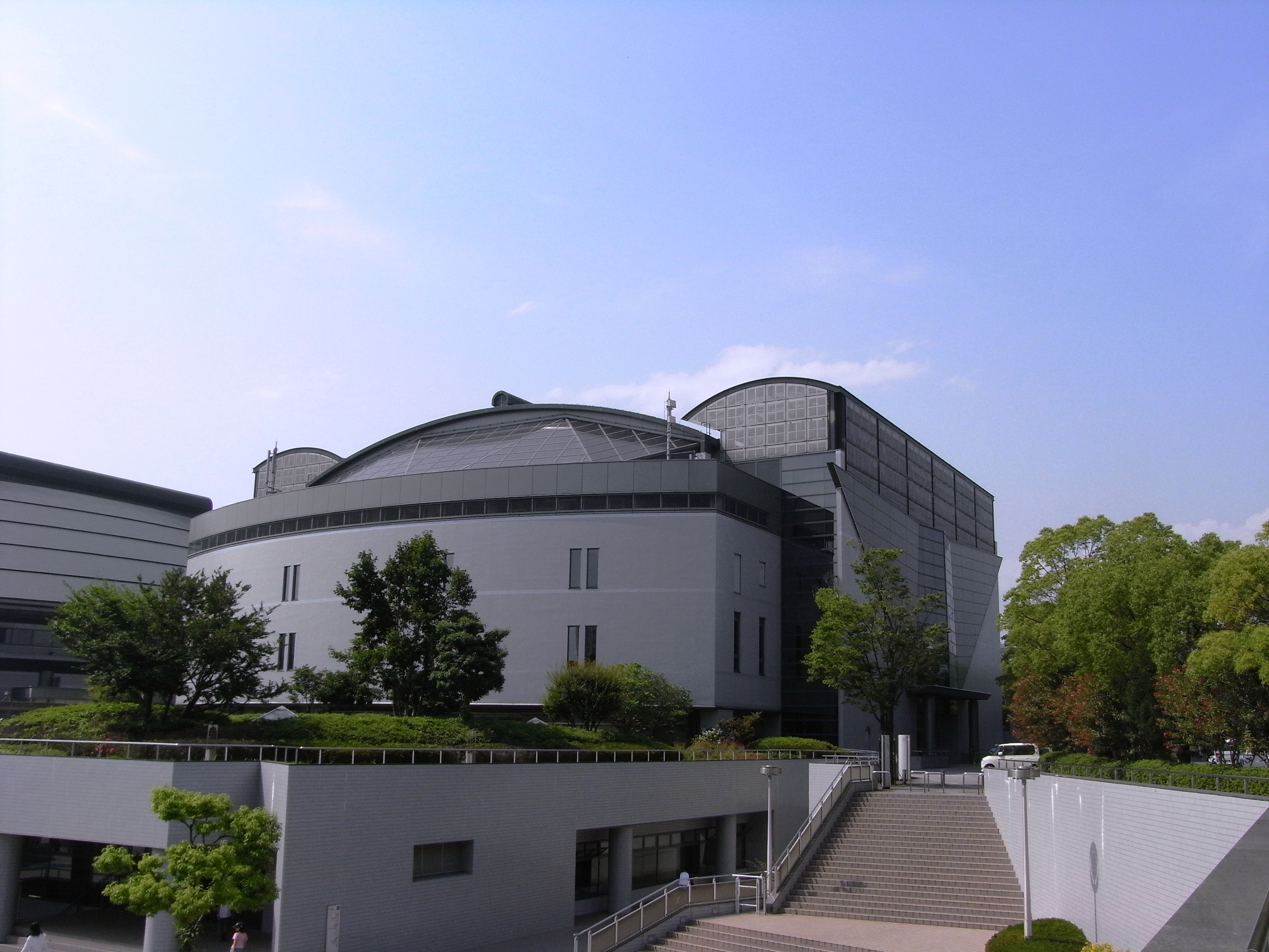 階段側から見た広島県立総合体育館の大アリーナ