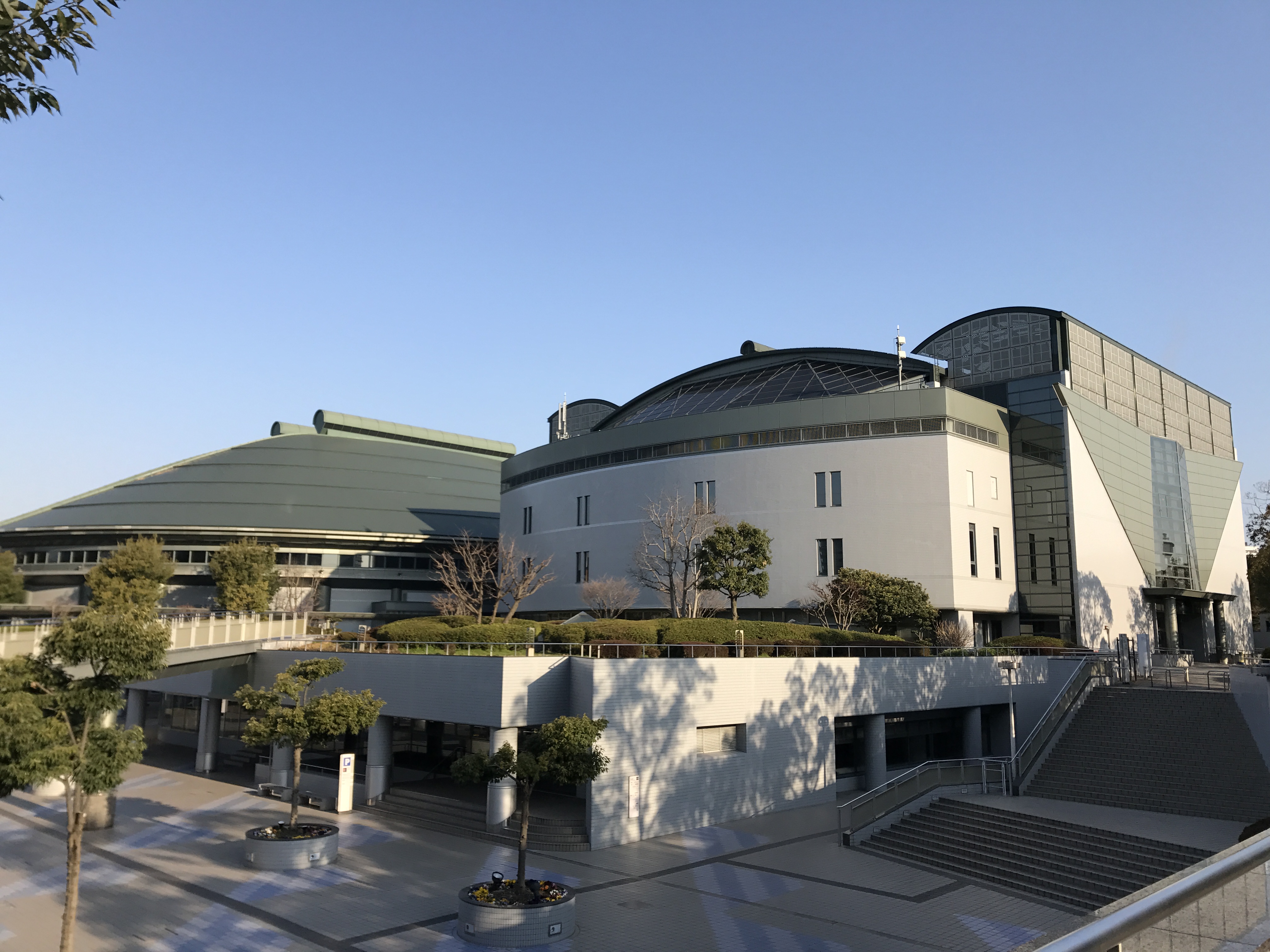 夕方に見た広島県立総合体育館の大アリーナと本館