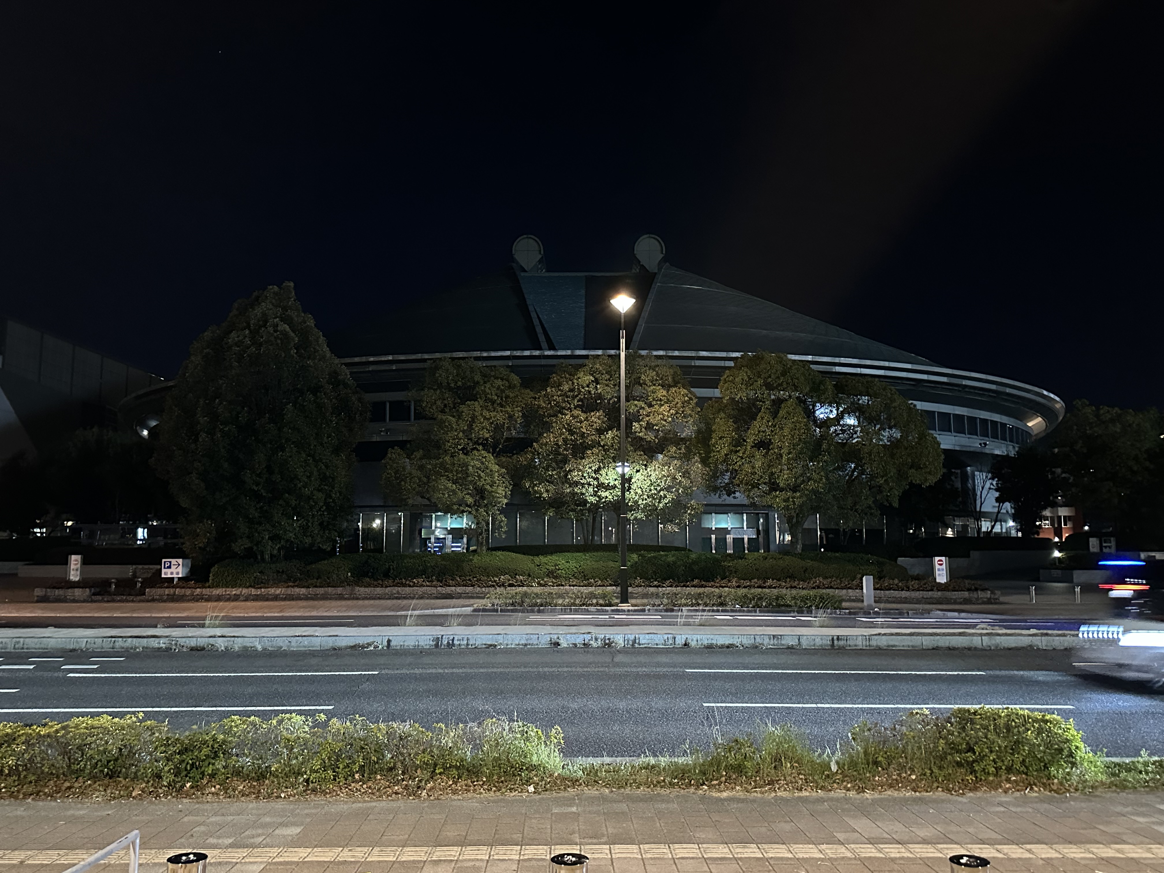 夜間に見た広島県立総合体育館の大アリーナ外観