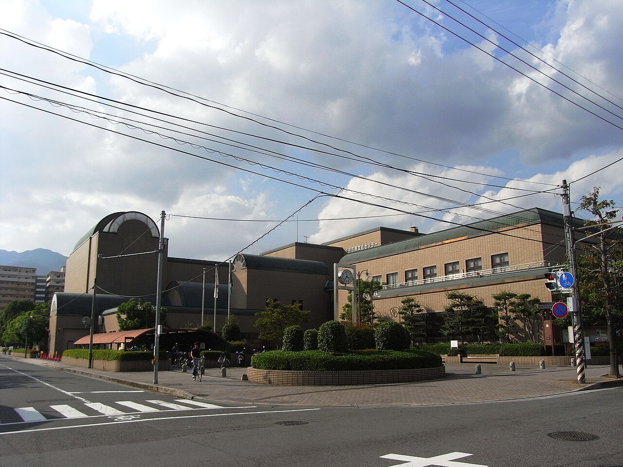 道路側から見た広島市佐伯区民文化センターの外観