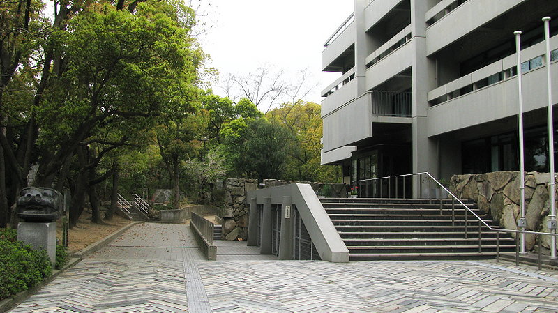 アイパル香川の中央公園側の外観と階段