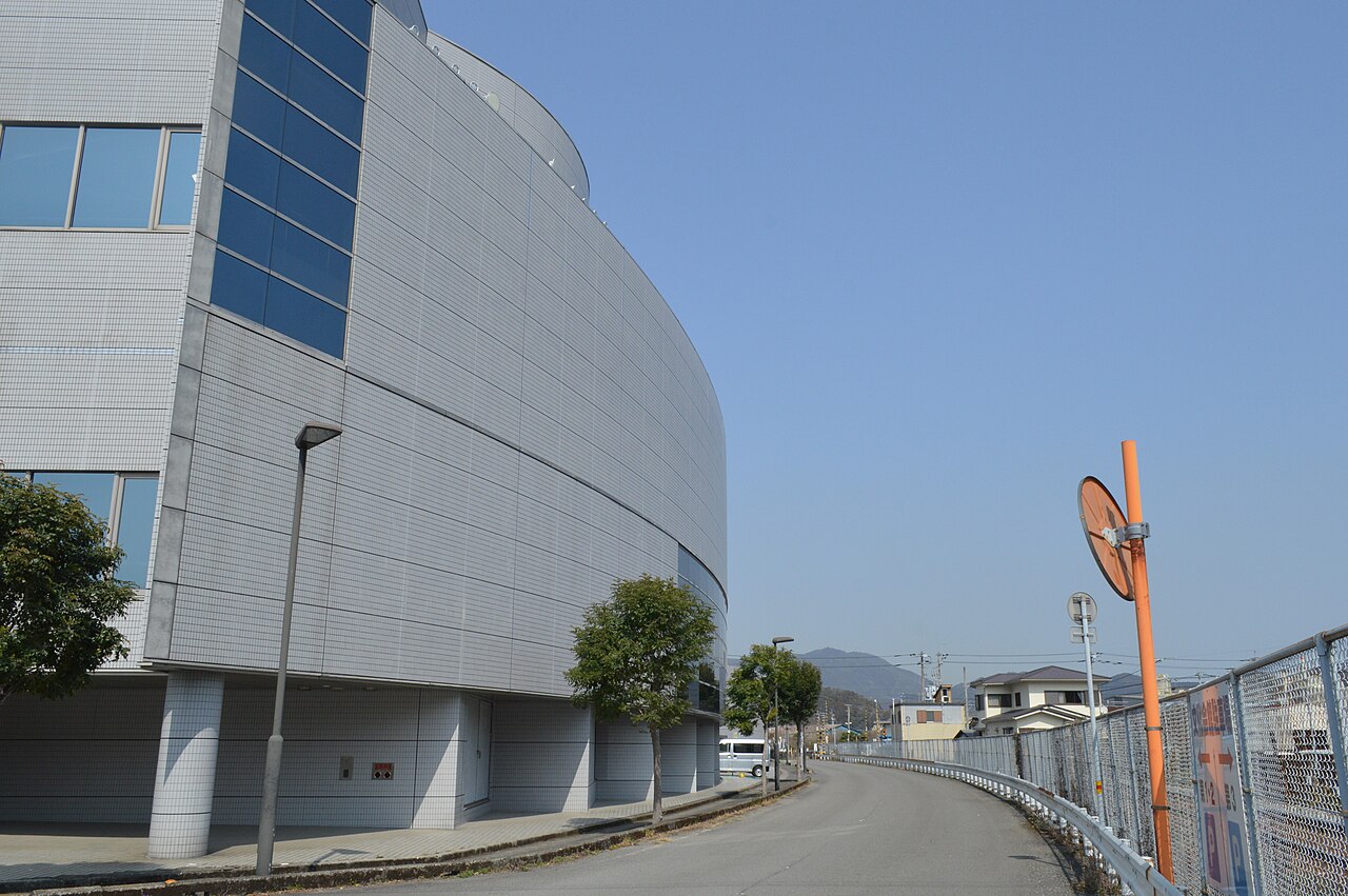須崎市民文化会館の側面外観