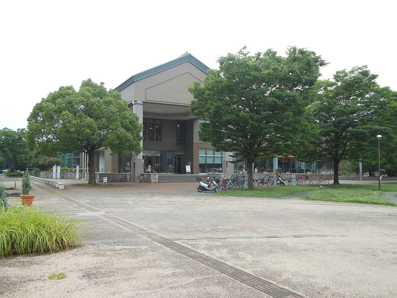 佐賀市立図書館本館の外観