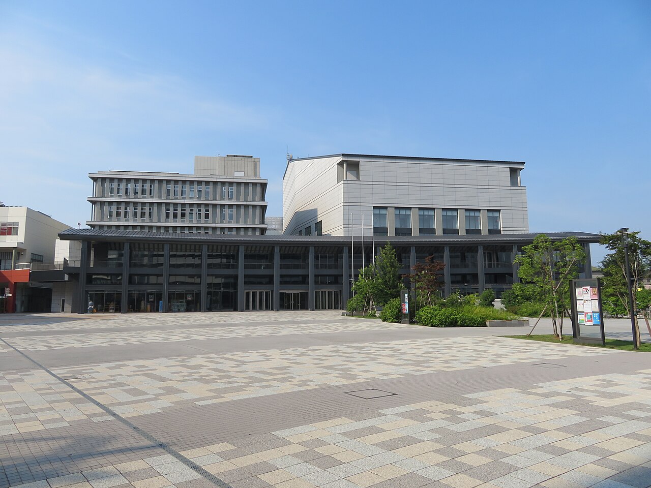 ウェスタ川越の正面外観と広場