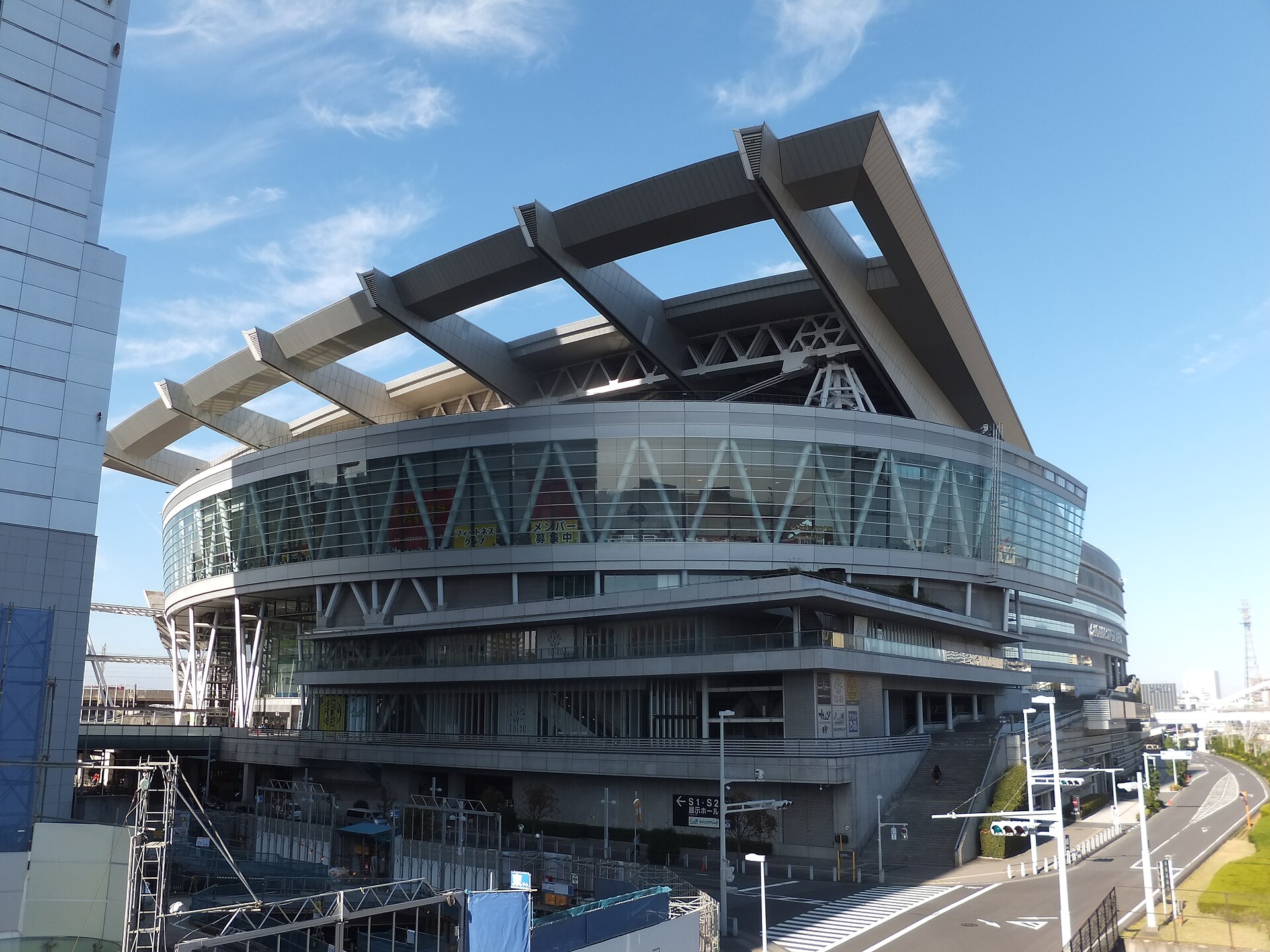 青空の下のさいたまスーパーアリーナ外観