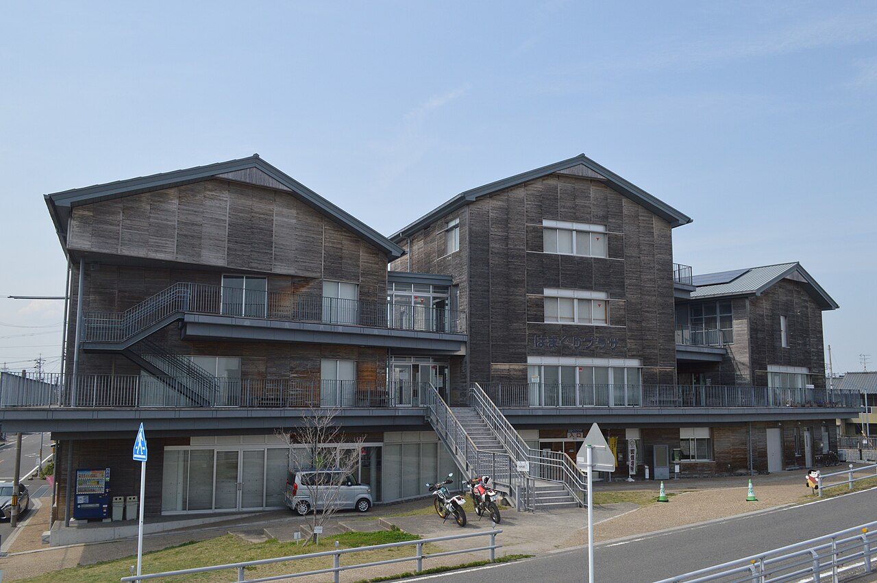 桑名市城東地区複合施設はまぐりプラザの正面外観