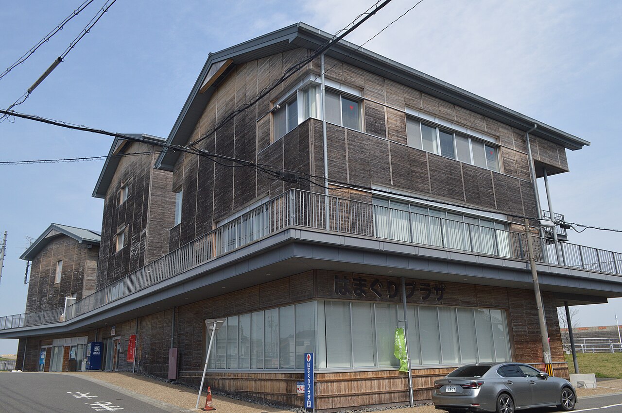 桑名市城東地区複合施設はまぐりプラザの道路側外観